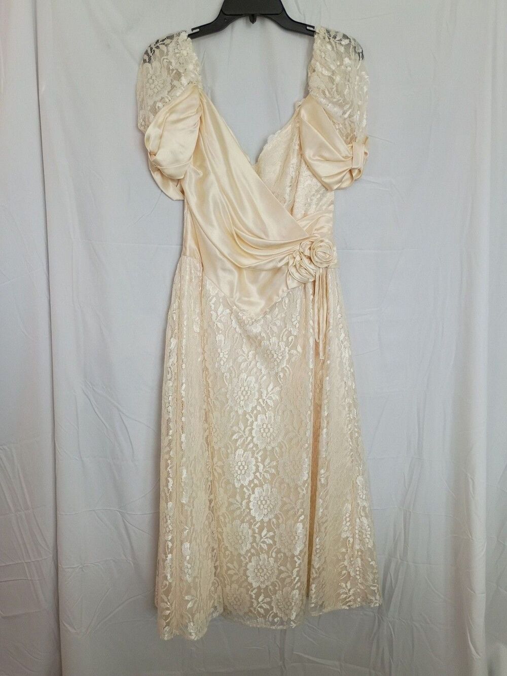 Vintage 1980s Ivory Lace off the Shoulder Breakfast at Tiffanys Wedding Bridal